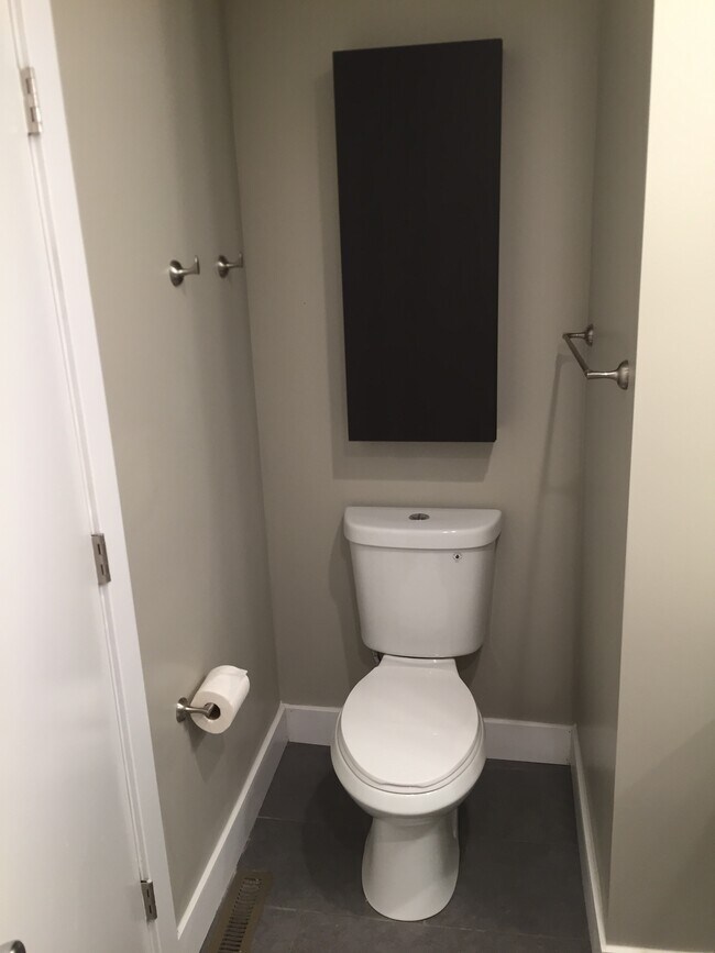 Building Photo - 664 E Ramona Ave