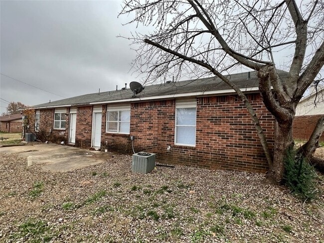 Building Photo - 2443 W Magnolia St