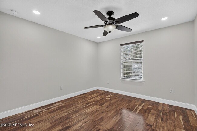 Building Photo - 127 Rockcreek Dr