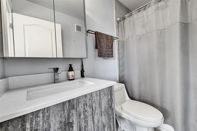 Building Photo - 150 Jacaranda Country Club Dr