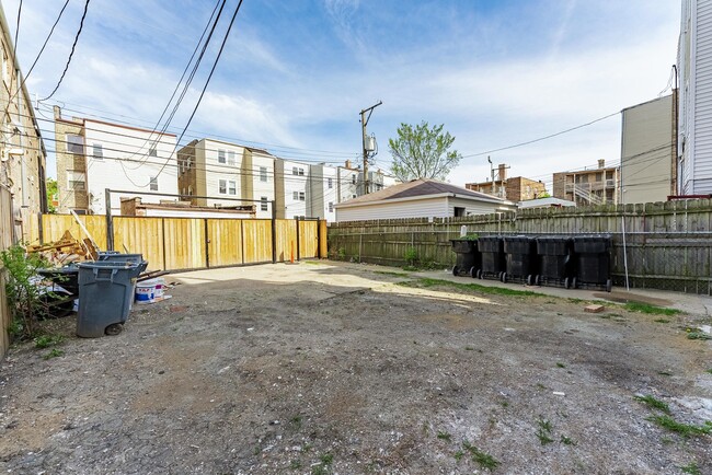 Building Photo - 1121 N Leclaire Ave