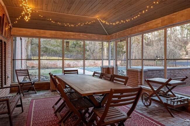 Building Photo - 147 Rock City Rd