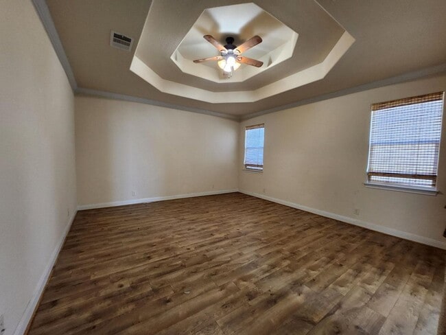 Building Photo - Large 4 bedroom 2.5 bath home
