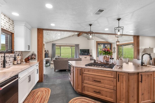 Building Photo - Sedalia Oasis on 8+ Acres