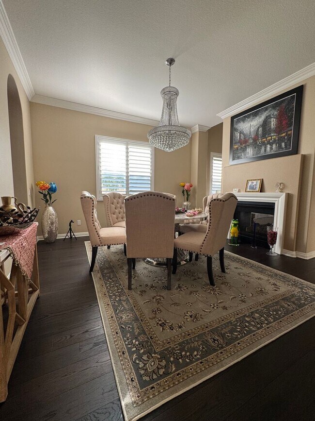 Building Photo - 5 Bedroom Lake Hills home with stunning La...