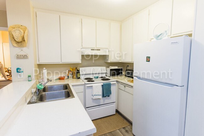 Building Photo - Spacious Top-Floor 1BR Condo with Ocean Vi...