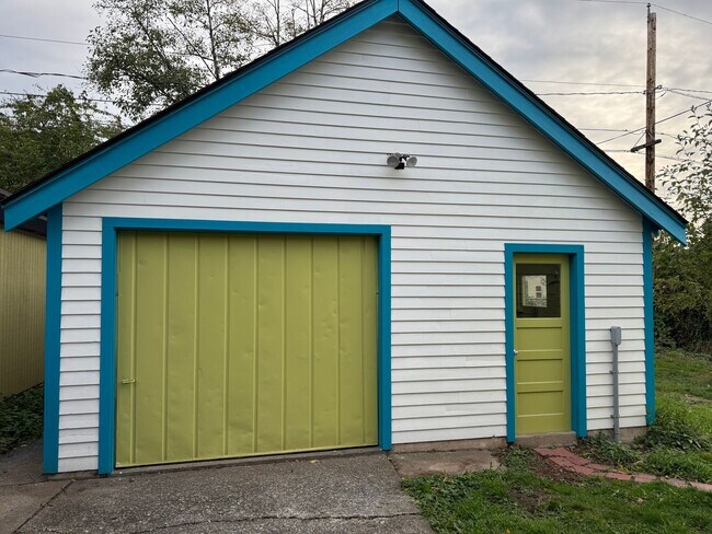 Building Photo - Charming Short Term Rental - 1-6 Month Lease
