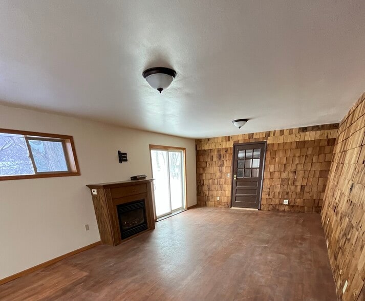 Building Photo - 908 Maple Grove St