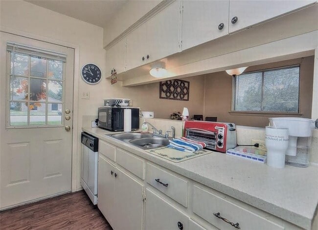 Building Photo - 2404 Cottonwood Dr