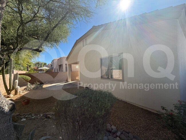 Building Photo - 137 E Calle Zavala