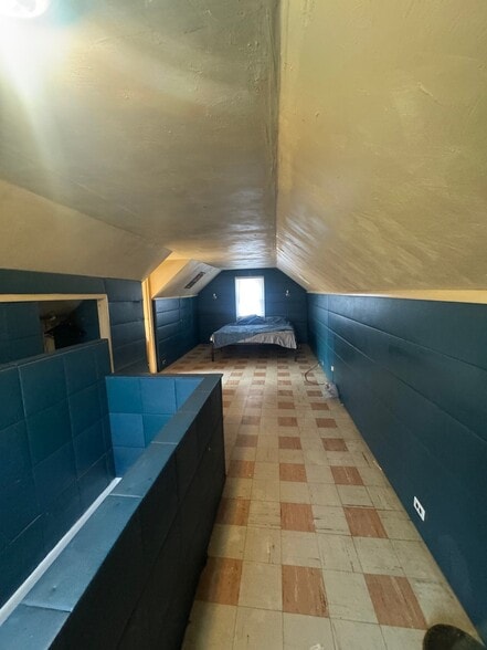 Building Photo - 711 W Dewey St