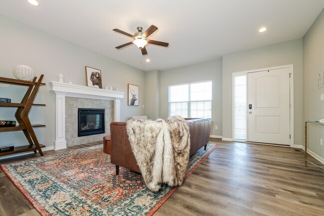 Building Photo - Fantastic 4bd/3ba home! Coming soon!