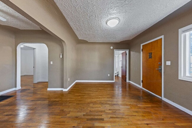 Building Photo - MOVE IN SPECIAL Charming 2 bedroom duplex