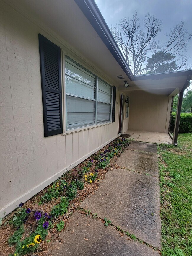 Building Photo - 10556 Rolling Pines Dr