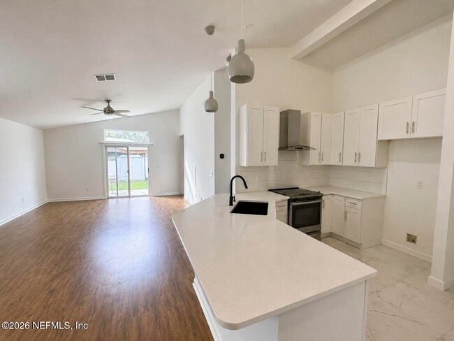 Building Photo - 760 S Lilac Loop