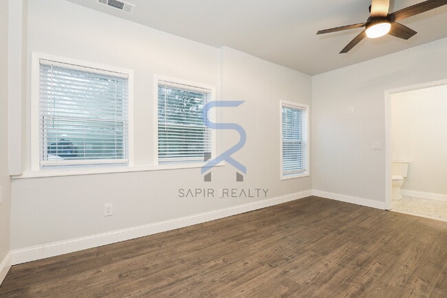 Building Photo - Graceful Living in the Heart of Carey Park – 3BR/2BA