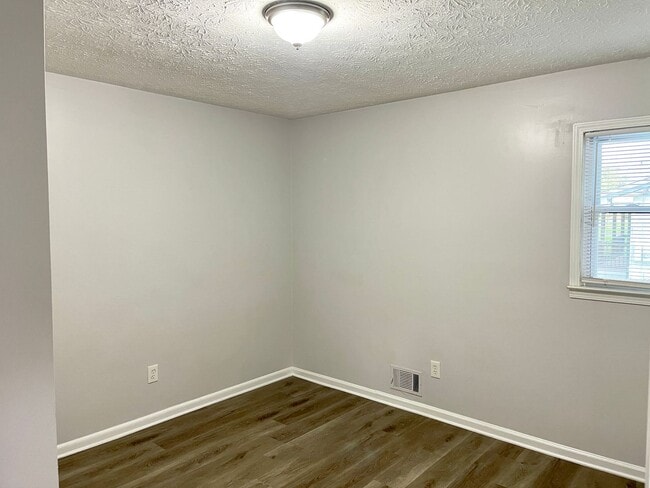 Building Photo - Welcome to this charming 2-bedroom, 1-bath...