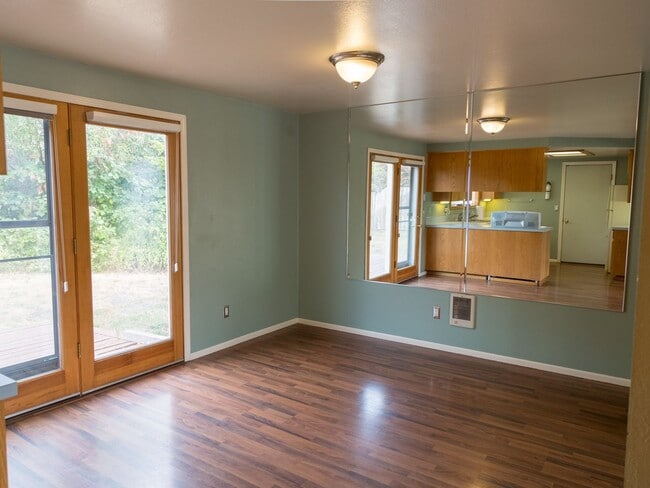 Building Photo - great location, new exterior and interior painting