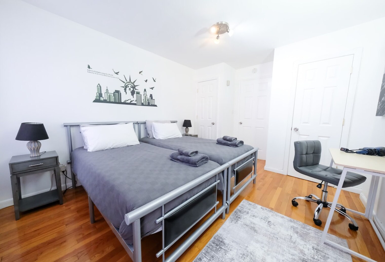 Building Photo - 305 E 104th St