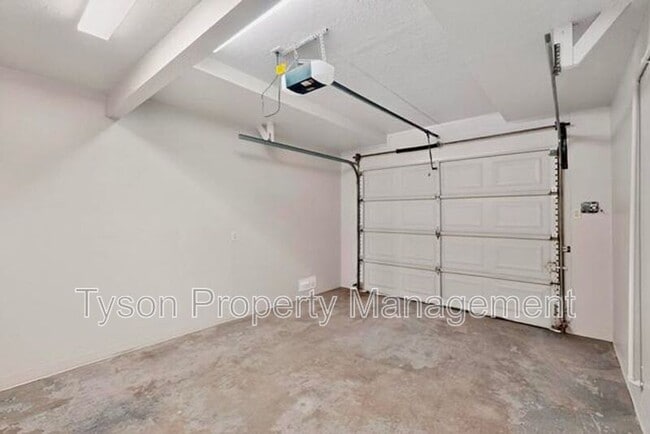 Building Photo - 3503 Montclaire Dr NE