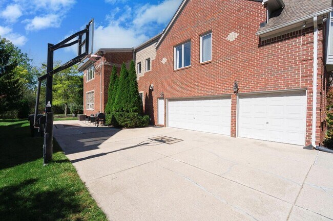Building Photo - 833 Lakewood Dr