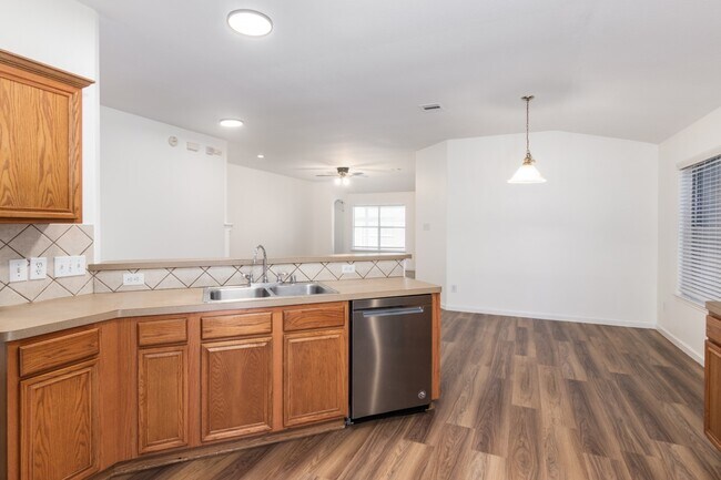 Building Photo - 32350 Cross Spring Park Ln
