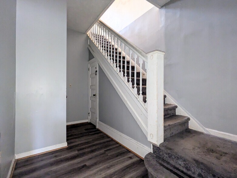 Building Photo - 5552 Black St