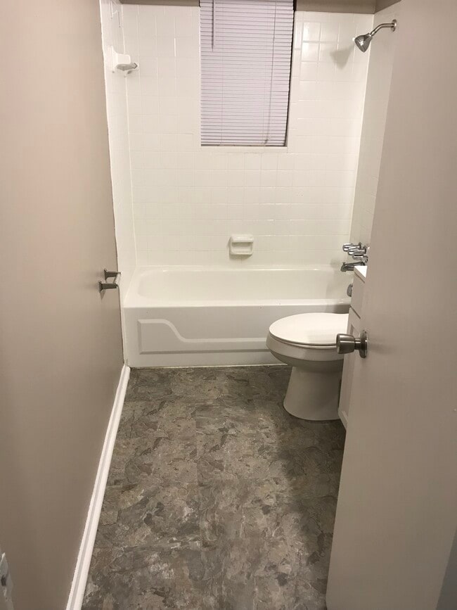 Building Photo - 548 Pin Oak Cove