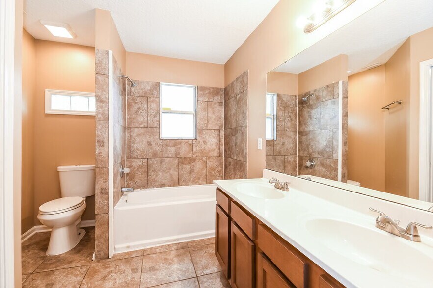 Building Photo - 5549 Oak Crossing Dr