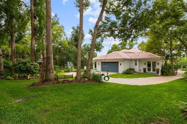 Building Photo - Luxury Rental Available
