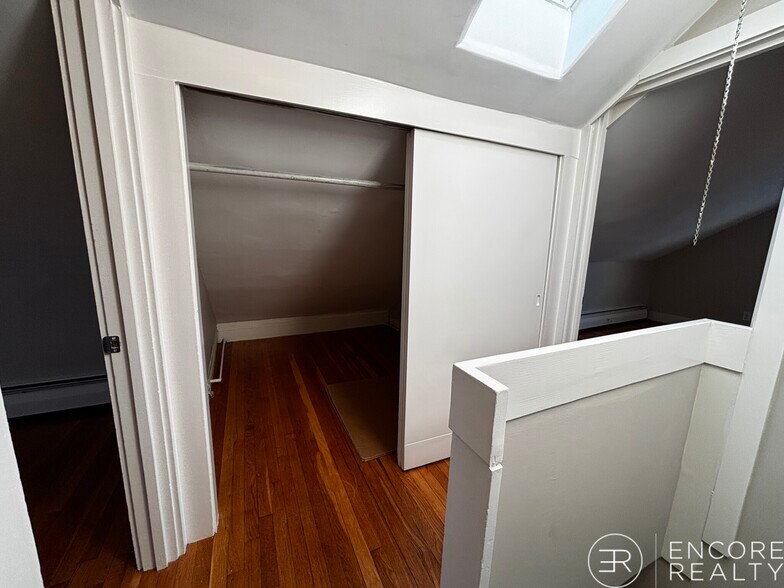 Building Photo - 222 Banks St