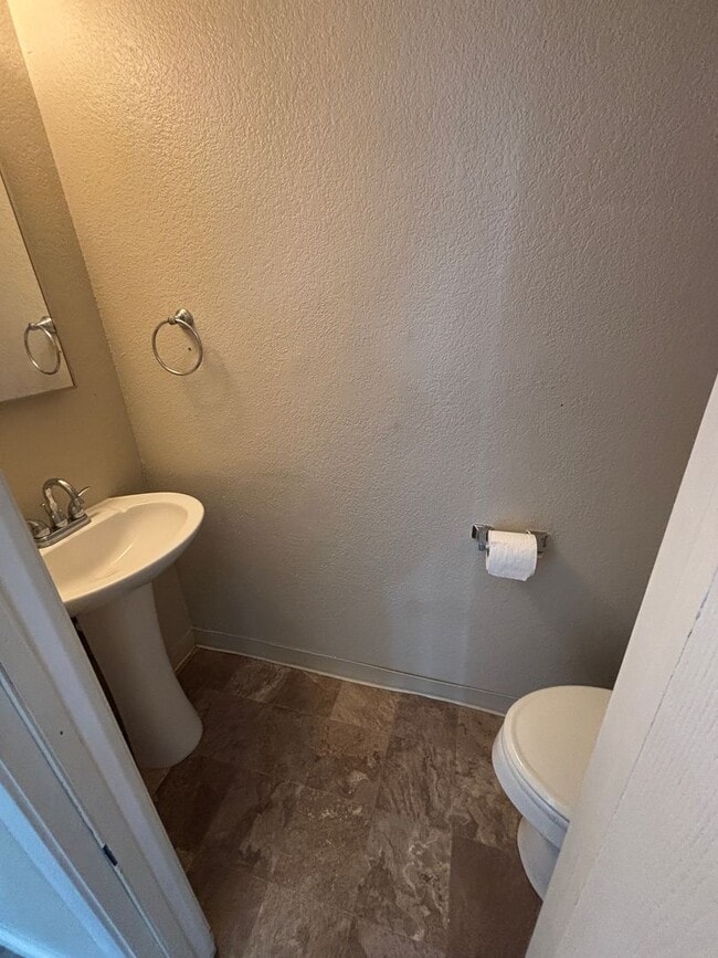 Building Photo - Charming Updated Condominium for Rent in S...