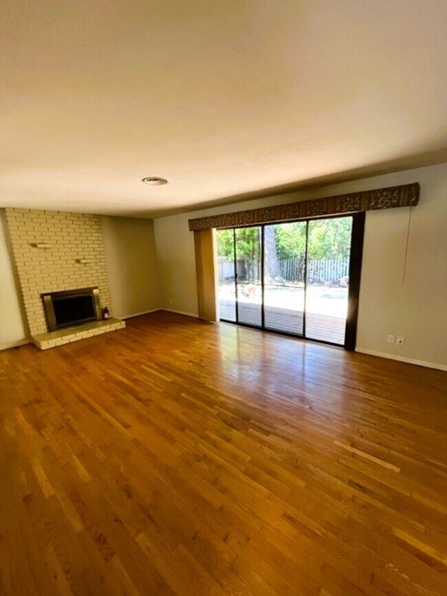 Building Photo - 634 Stanford Dr