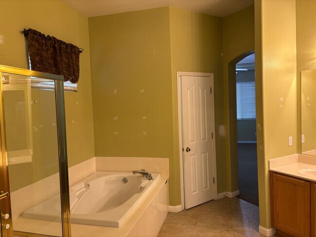 Building Photo - Lakeside Community Beauty