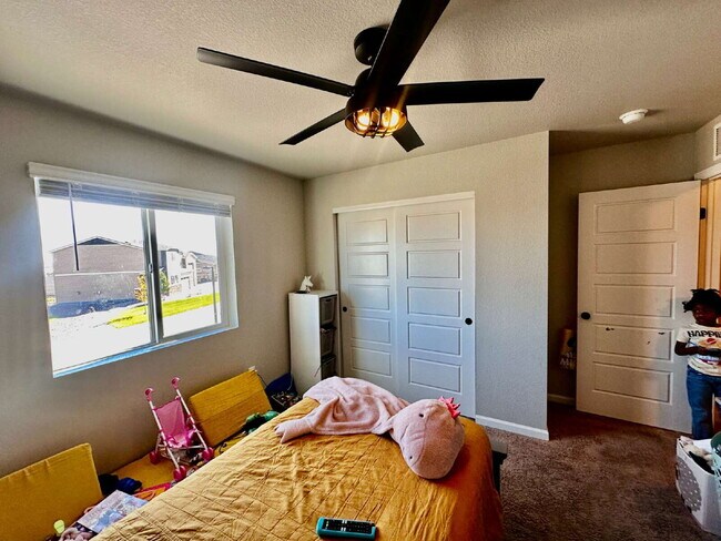 Building Photo - "Experience Spacious Living: 5-Bed, 3-Bath...