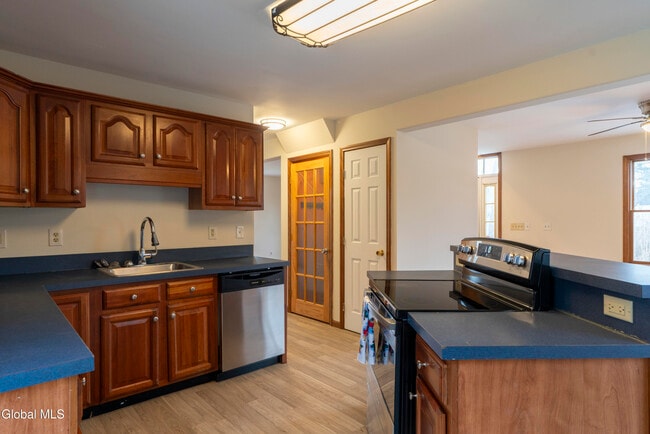 Building Photo - 4 Easy St