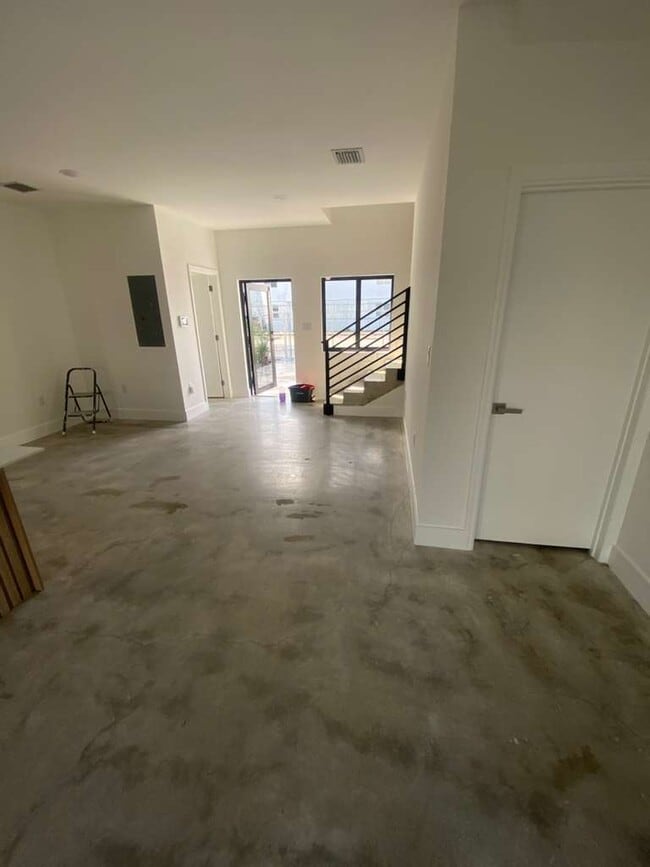 Building Photo - Elegworld 6233 NW