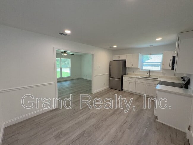Building Photo - 6733 Applegate St