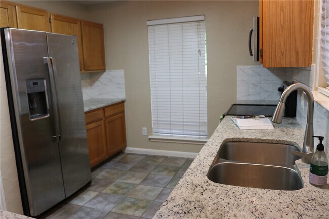 Building Photo - 10926 Waterview Cir