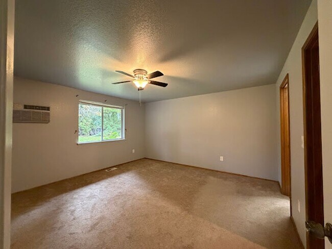 Building Photo - Spacious living with city access 3 bed 2 bath rambler!