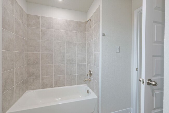 Building Photo - Modern Townhouse in New Braunfels