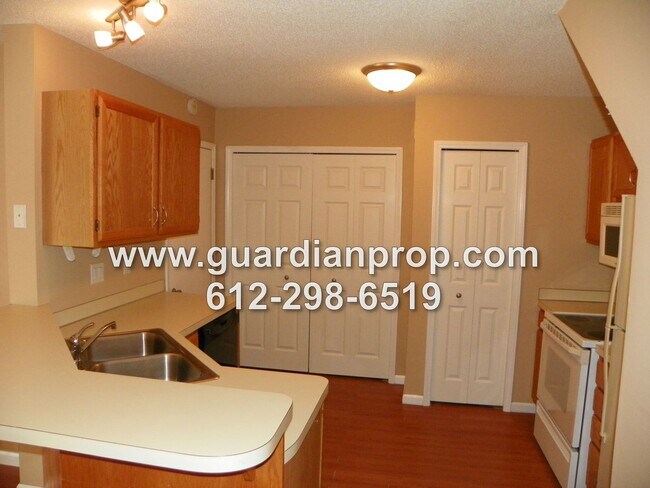 Building Photo - Townhouse Available June 1st, Open Floor Plan, Fireplace, Patio, Attached Garage