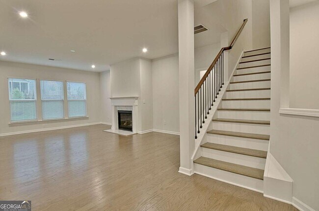 Building Photo - 504 Albertson Ave