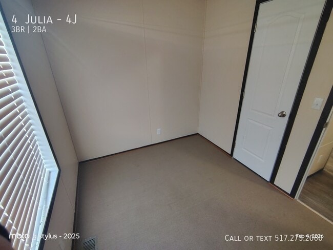 Building Photo - 4 Julia