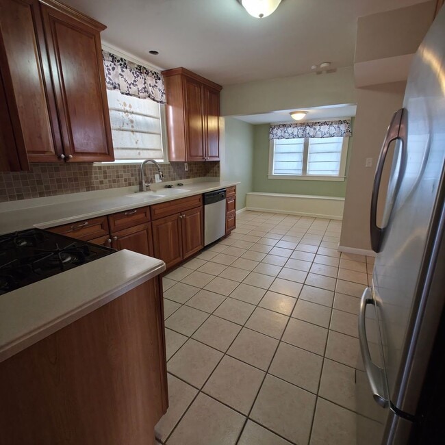 Building Photo - BEAUTIFUL 4 BEDROOM TUDOR STYLE HOME IN EUCLID