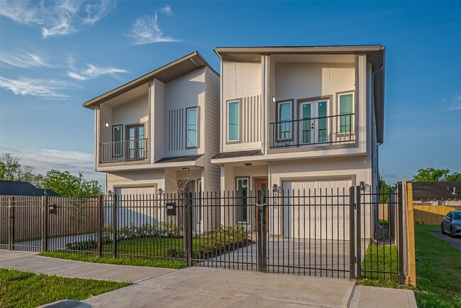 Building Photo - 3542 Mt Pleasant St