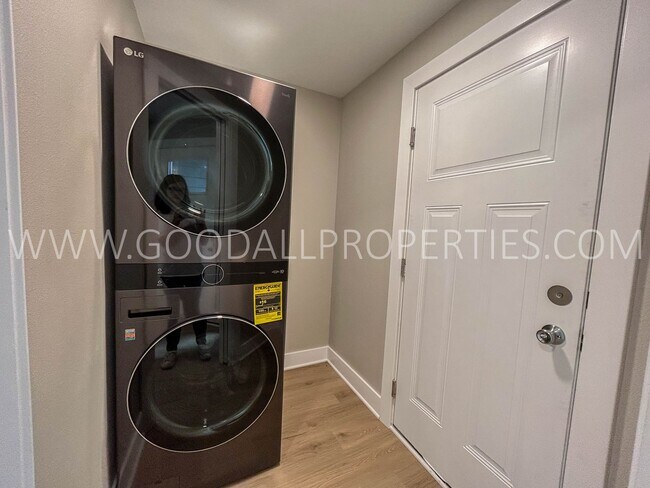 Building Photo - 4 Bedroom 2.5 Bath Townhome in Adel with attached 2-car garage.