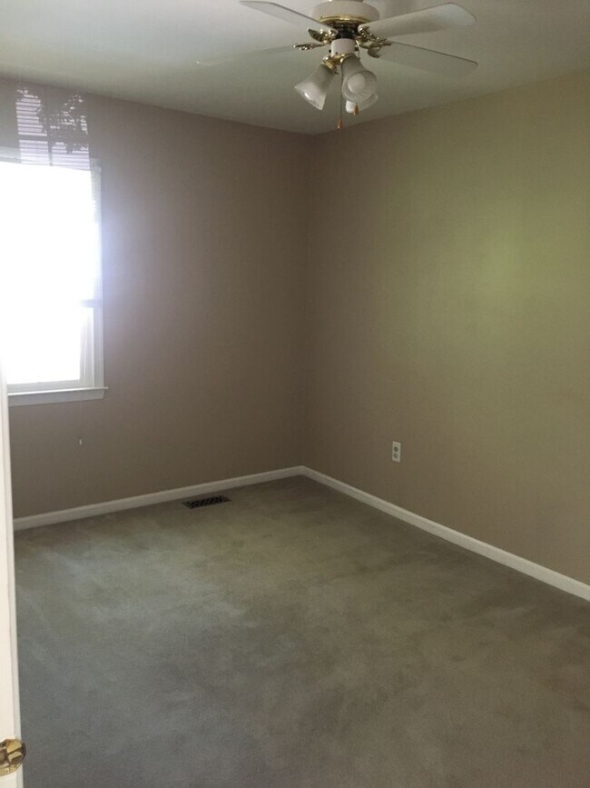 Building Photo - Beautiful 3 Bed, 3.5 Bath Brick Townhouse ...