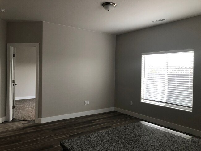 Building Photo - 4 Bedroom 2.5 Bathroom Townhome