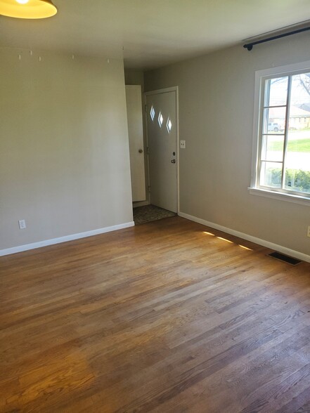 Living Room - 3206 Highland Rd